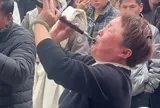 Bạn thân qua đời, người phụ nữ đứng lặng trước linh cữu rồi bất ngờ làm một việc khiến ai cũng nghẹn ngào