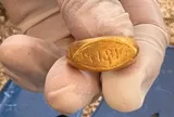 Người dân phát hiện dấu vết lạ giữa cánh đồng, các nhà khảo cổ sau đó tìm thấy "kho báu" hơn 2.000 năm tuổi: Dòng chữ khắc bên trên khiến chuyên gia đặc biệt chú ý
