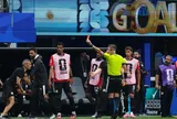 Người đàn ông khốn đốn vì trùng tên với trọng tài World Cup: Bị cả nghìn người tràn vào chỉ trích, có tới 18.000 bình luận công kích chỉ trong 4 giờ
