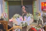 Đến dự đám tang, nhiều người không khỏi sững sờ khi chứng kiến cảnh tượng diễn ra ngay trước quan tài, lý do phía sau mới gây chú ý