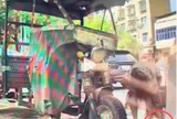 Chỉ vì dời chiếc xe đang chiếm chỗ đỗ, người đàn ông quay lại đã tái mặt khi thấy thứ nằm dưới bánh ô tô: Camera hé lộ nguyên nhân phía sau