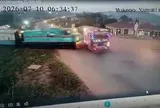 Clip: Xe buýt cố chấp lao qua đường ray dù tàu hỏa liên tục kéo còi, cảnh tượng sau đó khiến nhiều người không khỏi bàng hoàng