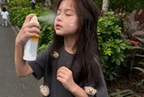 Thấy mẹ làm một việc trước khi ra nắng, bé gái 7 tuổi bắt chước rồi vài giờ sau nhập viện với hai lá phổi gần như "trắng xóa"