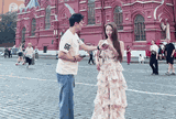 Camera ghi lại khoảnh khắc Việt Anh bất ngờ bế bổng Quỳnh Nga giữa trời Nga, phản ứng sau đó mới khiến dân mạng "đứng ngồi không yên"