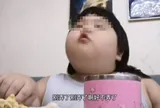 Biến con gái 3 tuổi thành "ngôi sao mukbang", liên tục cho bé ăn gà rán, thịt mỡ để thu hút người xem, cặp vợ chồng khiến dư luận phẫn nộ