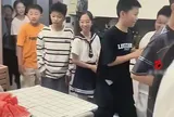 27 đứa trẻ bất ngờ kéo đến nhà chơi, người mẹ không hề nổi giận mà làm một việc khiến dân mạng ngợi khen hết lời: IQ và EQ đều quá cao!