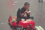 Khoảnh khắc người lính cứu hỏa ăn vội hộp cơm giữa trời mưa bão khiến hàng triệu người xúc động