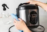Nồi cơm điện có 4 vị trí tích tụ nhiều cặn bẩn nhưng không ít gia đình "bỏ quên" khi vệ sinh: Đây bộ phận bẩn nhất mà nhiều người không để ý