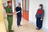 Khởi tố, bắt tạm giam nữ nhân viên giao hàng sinh năm 2001