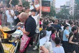 Hàng trăm người kéo đến chỉ để xem ông cụ vừa xào hủ tiếu vừa "nhảy", câu chuyện phía sau mới khiến ai cũng bất ngờ