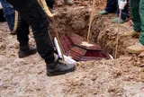 Gia đình che kín mặt "người quá cố", vội mua quan tài dàn dựng đám tang nhưng cái kết lại khiến dân mạng ngán ngẩm: "Cuối cùng vẫn bị bắt"