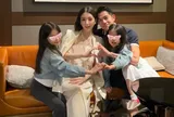 Hiếm hoi lộ diện cùng chồng và 3 con, "Lọ lem" lấy đại gia hơn 22 tuổi khiến dân mạng chỉ chú ý một khoảnh khắc