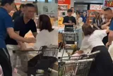 Vợ bắt quả tang chồng ngoại tình ngay giữa siêu thị, người đàn ông có hành động gây phẫn nộ nhưng phản ứng của bé gái 5 tuổi mới khiến tất cả chú ý
