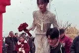 Đang chuẩn bị cùng cô dâu bước vào lễ đường, chú rể bất ngờ cúi xuống làm một việc khiến hai họ "đứng hình", biết lý do ai cũng xuýt xoa