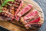 Thường xuyên mệt mỏi, chóng mặt, người đàn ông 60 tuổi đi khám, không ngờ bác sĩ lập tức hỏi: "Chú ăn bao nhiêu thịt bò mỗi ngày vậy?"