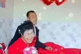 Cô dâu liên tục cười lớn trong đám cưới lại khiến dân mạng tranh cãi: Nhiều người vội đưa ra suy đoán về "biểu hiện lạ"