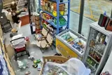Khoảnh khắc gió bão thổi tung cửa lớn, cuốn văng bé gái 6 tuổi cùng chiếc cũi ra khỏi nhà: Vài giây sau cha mẹ chứng kiến cảnh khó tin