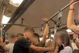 Vụ nhóm sinh viên Ý làm ồn, giơ “ngón tay thối” và buông lời xem thường người Thái trên tàu điện: Đoạn video xin lỗi sau đó gây chú ý
