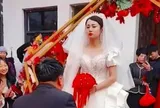 Chú rể quỳ gối trao hoa, cô dâu dâu liên tục có "biểu cảm lạ", lạnh lùng quay đi: Câu chuyện phía sau mới thực sự chua xót