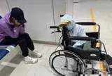 Cả gia đình 4 người vẫn lên máy bay dù đang sốt cao, nôn ói và tiêu chảy, kết quả xét nghiệm sau khi hạ cánh khiến nhiều người lo lắng