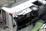 Xe buýt bất ngờ mất lái rồi lật úp giữa đường, con số thương vong khiến nhiều người bàng hoàng