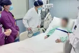 Ăn quá nhiều hải sản sống, người đàn ông cảm thấy sức khỏe “tụt dốc không phanh”, đi khám mới bàng hoàng khi bác sĩ phát hiện nguy cơ thủng ruột