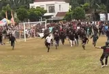 Clip: Trọng tài phải bỏ chạy thục mạng khi bị hàng trăm cổ động viên tràn xuống sân đuổi đánh, cảnh sát thừa nhận không thể kiểm soát
