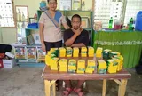 Người đàn ông tự kỷ đi xin từng đồng xu mỗi ngày, 2 năm sau mang cả bao tải toàn những thứ này đến trường khiến tất cả vỡ òa