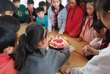 Con trai nhất quyết đòi đi sinh nhật bạn nhà giàu, hôm sau mẹ bị cả hội phụ huynh chặn liên lạc vì một hành động này: Hiệu trưởng sau đó phải khuyên chuyển trường
