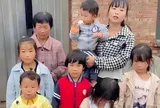 Cha mất, mẹ bỏ đi, 5 đứa trẻ tranh nhau nửa bát cháo nguội và quyết định của người thím đang gánh nợ khiến ai cũng cảm động