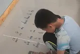 Mẹ bất lực khi thấy con trai ngồi xổm giữa “bãi chiến trường” toàn bảng số và ký hiệu, dân mạng vội can: “Đừng mắng, con chị có khi là thiên tài đấy!”