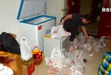 Đột kích biệt thự cựu quan chức, cảnh sát bàng hoàng khi phát hiện những bọc thịt gà, vịt, cá đều cất giấu vàng thỏi, trang sức đắt tiền