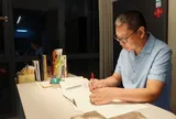 Bị thách thức “bố giỏi thì đi học Thạc sĩ đi”, ông bố 44 tuổi âm thầm ôn thi rồi khoe kết quả khiến con gái muối mặt