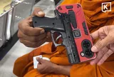 Nhà sư Thái Lan mang “súng” trong người khiến cả bệnh viện náo loạn, người dân lập tức báo cảnh sát và cái kết ngoài dự đoán