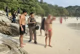 Biển động, cờ đỏ đã được cắm nhưng 2 du khách vẫn xuống bơi: 1 người bị sóng cuốn mất tích, cuộc tìm kiếm vẫn đang tiếp tục