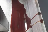 Tường nhà liên tục rỉ ra chất lỏng sẫm màu khiến chủ nhà hoang mang, cư dân mạng nhìn ảnh liền đoán có "điều bất ngờ" bên trong
