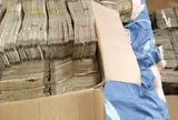 Khám xét nhà một kỹ sư, lực lượng chức năng phát hiện, tịch thu gần 15 tỷ đồng tiền mặt cùng số trang sức trị giá gần 500 triệu đồng, phải nhờ nhân viên ngân hàng và nhiều máy đếm tiền để kiểm kê