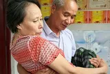 “Dù mệt đến đâu, anh vẫn chăm sóc em suốt đời”: Lời nói của người chồng chăm vợ bị liệt suốt 25 năm trời khiến ai cũng nghẹn ngào