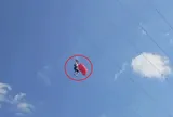 Cảnh tượng nữ du khách liên tục vũng vẫy giữa không trung khiến ai cũng lạnh người