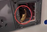 Vàng trong két sắt bỗng bong tróc loang lổ, người phụ nữ báo cảnh sát rồi phát hiện bí mật đằng sau ổ cắm điện
