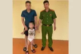 Công an xã Quảng Bị xác minh, đưa cháu bé đi lạc về với bố
