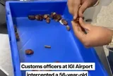 Cổng dò kim loại liên tục cảnh báo, hải quan kiểm tra và phát hiện người đàn ông giấu vàng ở nơi ít ai ngờ