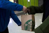 Giao đơn Starbucks, shipper 78 tuổi nhận khoản tiền tip gần 26 tỷ đồng