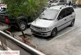 Chiếc ô tô đóng kín đỗ lâu không di chuyển khiến người dân nghi ngờ, nhìn qua cửa kính thì phát hiện điều đáng sợ