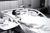 Câu hỏi “Em còn chữa được không?” của nam sinh viên y bị nhiễm HIV trên giường bệnh khiến bác sĩ nghẹn lòng