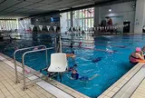 Cô gái bơi suốt kỳ nghỉ hè rồi phát hiện những nốt nhỏ có “rốn” trên da, bác sĩ nhắc nhở tuyệt đối không được làm điều này