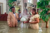 Nhà thờ ngập sâu, nước dâng cao đến eo, cặp đôi vẫn quyết "lội nước" tổ chức đám cưới: Khung cảnh bên trong khiến nhiều người chú ý