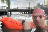 Mỗi sáng bơi hơn 1,35 km đến công ty, người đàn ông vẫn "xuống nước" ngay cả khi nhiệt độ dưới 5 độ C