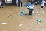 Hàng nghìn đôi giày trôi kín đường sau trận lũ, người dân đổ xuống vớt nhưng phản ứng của chủ xưởng mới gây chú ý