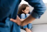 Người mẹ để con trai 3 tuổi ngủ một mình ở tầng 5 khách sạn rồi đi uống rượu, đến khi nhận được tin dữ thì đã quá muộn